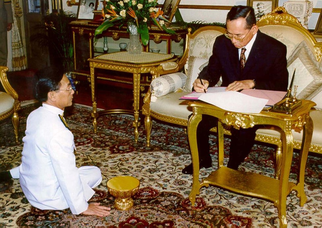 Cuoc doi Quoc vuong Thai Lan Bhumibol Adulyadej qua anh-Hinh-13